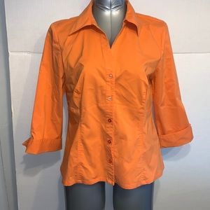 Fitted 3/4 sleeve blouse.